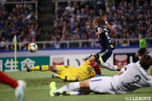 左からの低めのクロスをニアサイドに斜めに走り込んだ仲川 輝人がワンタッチで合わせ、ホームの横浜FMが均衡を破る！【明治安田Ｊ１ 第26節 横浜FMvs広島】