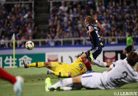 左からの低めのクロスをニアサイドに斜めに走り込んだ仲川 輝人がワンタッチで合わせ、ホームの横浜FMが均衡を破る!【明治安田J1 第26節 横浜FMvs広島】