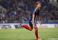 ティーラトン（横浜FM）が2試合連続となるゴールを挙げ、喜びを爆発させる！【明治安田Ｊ１ 第26節 横浜FMvs広島】