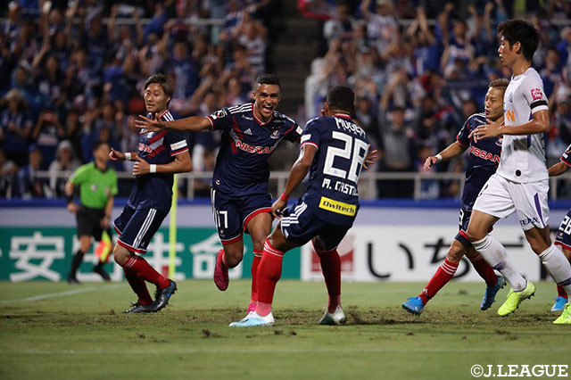 エリキ（#17）が後半39分に得たPKを沈め、横浜FMがリードを3点に広げる【明治安田Ｊ１ 第26節 横浜FMvs広島】