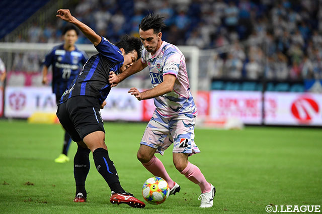 イサック クエンカ（鳥栖）が対峙するDFを巧みなドリブルでかわしていく【明治安田Ｊ１ 第26節 Ｇ大阪vs鳥栖】