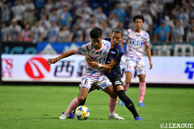 ボールをキープする福田 晃斗（鳥栖）を井手口 陽介（Ｇ大阪）が密着マーク【明治安田Ｊ１ 第26節 Ｇ大阪vs鳥栖】