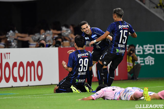 後半39分、アデミウソンからのふわりとしたクロスを渡邉 千真（#39）が頭で合わせて待望の先制点を獲得！【明治安田Ｊ１ 第26節 Ｇ大阪vs鳥栖】