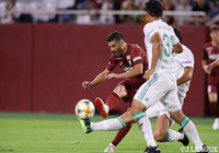 前半13分、ダビド ビジャ（神戸）がドリブルでペナルティーエリアに進入し、DF2人を翻ろう。得意の位置から右足のシュートをゴール右に流し込み、神戸が先制！【明治安田Ｊ１ 第26節 神戸vs松本】