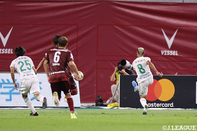 試合終盤、ロングボールからセルジーニョ（松本/#8）が見事な反転シュートで1点を返す【明治安田Ｊ１ 第26節 神戸vs松本】