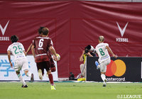 試合終盤、ロングボールからセルジーニョ（松本/#8）が見事な反転シュートで1点を返す【明治安田Ｊ１ 第26節 神戸vs松本】