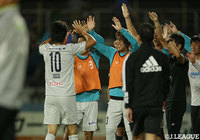 前半9分、右からのクロスに城後 寿（#10）が合わせて、福岡が幸先よく先制！【明治安田Ｊ２ 第32節 栃木vs福岡】