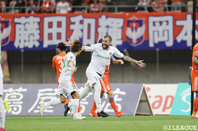 後半7分、レアンドロ（#10）がPKを冷静に決めて、東京Ｖが先制！【明治安田Ｊ２ 第32節 新潟vs東京Ｖ】