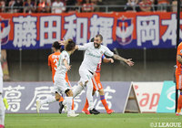 後半7分、レアンドロ(#10)がPKを冷静に決めて、東京Vが先制!【明治安田J2 第32節 新潟vs東京V】