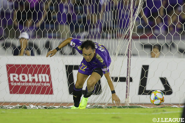 右サイドからのクロスをゴール前に走り込んだ小屋松 知哉（京都）が押し込み、待望の先制ゴールを挙げる！【明治安田Ｊ２ 第32節 京都vs町田】