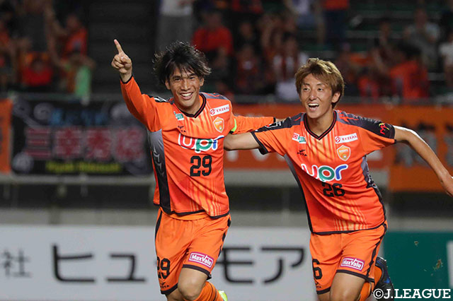 前半12分、三幸 秀稔（#29）の今季初ゴールで山口が先制に成功する【明治安田Ｊ２ 第32節 山口vs愛媛】