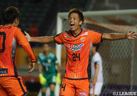 右サイドからのクロスを、山下 敬大（山口）が打点の高いヘディングで合わせてリードを広げる【明治安田Ｊ２ 第32節 山口vs愛媛】