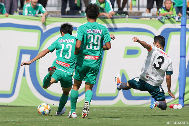 林 誠道のこの日2点目となるゴールが決まり、鳥取がリードを広げる【明治安田Ｊ３ 第23節 鳥取vs相模原】