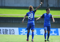 富山がCKを獲得すると、キッカー花井 聖の蹴り込んだボールは美しい弧を描いてゴールに吸い込まれる【明治安田J3 第23節 富山vs岩手】