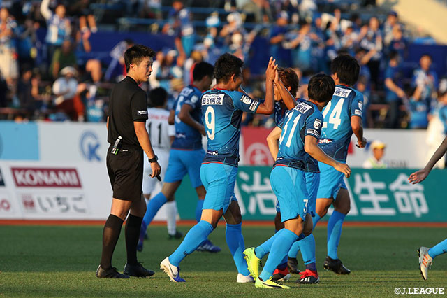 中村 亮太（秋田）がペナルティエリア手前から右足でシュートを放つ！これが決まりハットトリックを達成する【明治安田Ｊ３ 第23節 秋田vs讃岐】