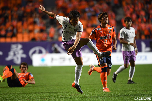 フリーで受けた水野 泰輔（藤枝）が右足でグラウンダーのシュートを放つ！しかし、ボールは枠の左に外れ得点を奪えない【明治安田Ｊ３ 第23節 長野vs藤枝】