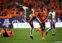 フリーで受けた水野 泰輔(藤枝)が右足でグラウンダーのシュートを放つ!しかし、ボールは枠の左に外れ得点を奪えない【明治安田J3 第23節 長野vs藤枝】