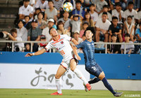 激しい競り合いをみせるイッペイ シノヅカ（大宮）と松尾 佑介（横浜FC）【明治安田Ｊ２ 第32節 横浜FCvs大宮】