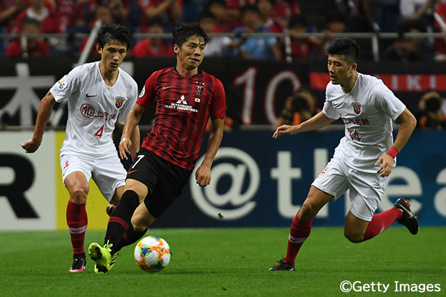 囲まれながらもボールをキープする長澤 和輝（浦和）。GKを強襲する強烈なシュートを放つなど存在感を発揮【ACL 準々決勝 第2戦 浦和vs上海上港】