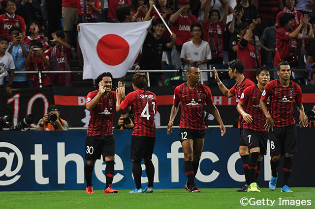 先制点をもたらした興梠 慎三（浦和/#30）の元にチームメイトが駆け寄り、祝福する【ACL 準々決勝 第2戦 浦和vs上海上港】