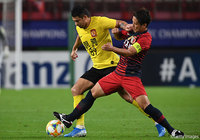 エウケソン（広州恒大）に対し激しいチェックをみせる永木 亮太（鹿島）【ACL 準々決勝 第2戦 鹿島vs広州恒大】