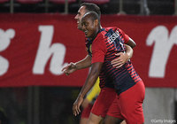 ペナルティエリアに進入したレオ シルバ（鹿島）が右足を振り抜く！シュートはセルジーニョの体に当たって角度が変わり、ゴールに吸い込まれる！【ACL 準々決勝 第2戦 鹿島vs広州恒大】