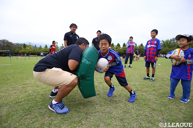 観戦前にラグビーを遊び感覚のメニューで体験！【明治安田Ｊ２ 第33節 甲府vs新潟】