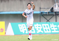 関戸からの折り返しを中野 誠也がワントラップしシュートを放つと、ゴール右に決まって岡山が先制に成功【明治安田J2 第33節 福岡vs岡山】