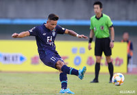 松田 力がGKの手を弾く強烈なPKを決め、試合終盤に福岡が同点に追いつく【明治安田J2 第33節 福岡vs岡山】