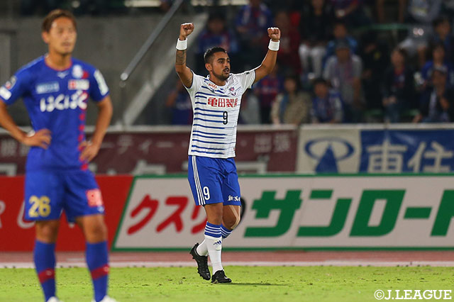 前半11分、左CKの流れから最後はレオナルド（新潟）がヘディングシュートを決めて先制に成功する【明治安田Ｊ２ 第33節 甲府vs新潟】