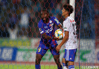 ピーター ウタカ(甲府)が同点ゴールを奪い、前半を1-1で折り返す【明治安田J2 第33節 甲府vs新潟】