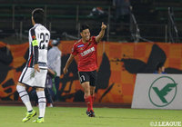 試合開始8分、スルーパスに抜け出した加藤 大樹(金沢)がGKの位置を見て左足で冷静に浮かしたシュートをゴールに流し込み、先手を奪う!【明治安田J2 第33節 金沢vs山口】