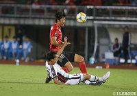 垣田 裕暉（金沢）が突破を計るも楠本 卓海（山口）がスライディングで阻止する【明治安田Ｊ２ 第33節 金沢vs山口】