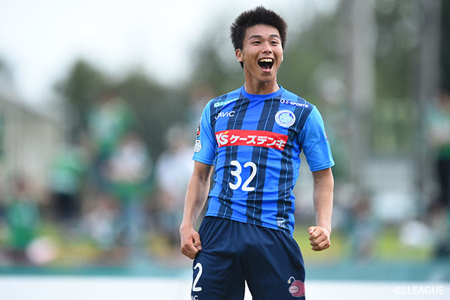 バックパスをカットした黒川 淳史（#32）が、最後はGKをかわしてゴールに流し込み、水戸が先制【明治安田Ｊ２ 第33節 水戸vs岐阜】