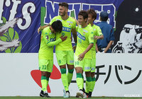 前半終了間際、PKキッカーのクレーベ（#9）がゆっくりとした助走からしっかりと左に流し込み、千葉が先制に成功【明治安田Ｊ２ 第33節 千葉vs徳島】