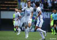 ワンツーからゴール前に抜け出した藤田 征也(#22)が股抜きシュートを決め、徳島が同点に追いつく【明治安田J2 第33節 千葉vs徳島】