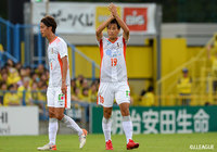 藤本 佳希(#19)が後方からのボールを右足で巧みに合わせると、わずかにゴールラインを割って得点が認められ、愛媛が先制点を挙げる【明治安田J2 第33節 柏vs愛媛】