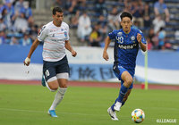 この試合でJ2通算150試合出場を達成したイバ(横浜FC)と今夏新加入の小林 友希(町田)がマッチアップ【明治安田J2 第33節 町田vs横浜FC】