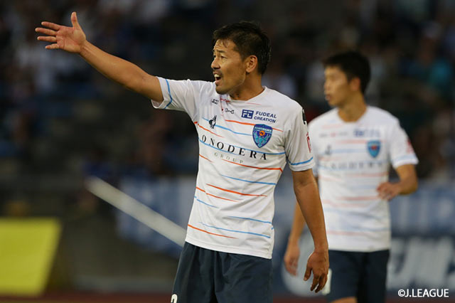 中盤の底からチームを支えるベテラン松井 大輔（横浜FC）が味方に的確な指示を送る【明治安田Ｊ２ 第33節 町田vs横浜FC】