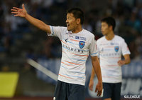 中盤の底からチームを支えるベテラン松井 大輔（横浜FC）が味方に的確な指示を送る【明治安田Ｊ２ 第33節 町田vs横浜FC】