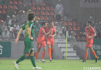 左からのCKの場面で、キッカーのイッペイ シノヅカ（大宮/#18）が右足で低いクロスを供給。ボールは混戦をすり抜け、反応が遅れたGKに当たり、ゴールに吸い込まれる！【明治安田Ｊ２ 第33節 大宮vs東京Ｖ】