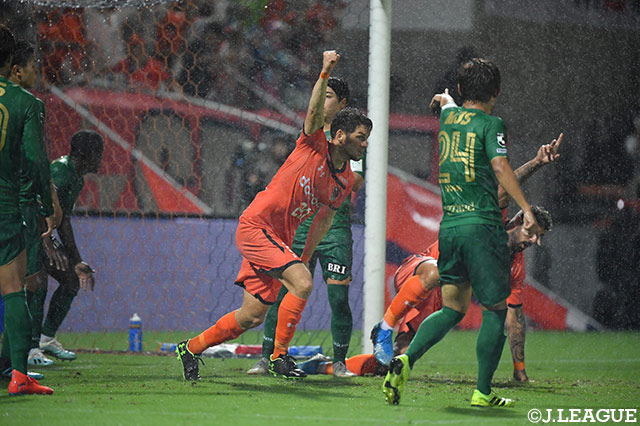 後半31分、セットプレーから酒井 宣福（大宮）が追加点を奪う！【明治安田Ｊ２ 第33節 大宮vs東京Ｖ】