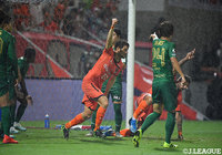 後半31分、セットプレーから酒井 宣福(大宮)が追加点を奪う!【明治安田J2 第33節 大宮vs東京V】