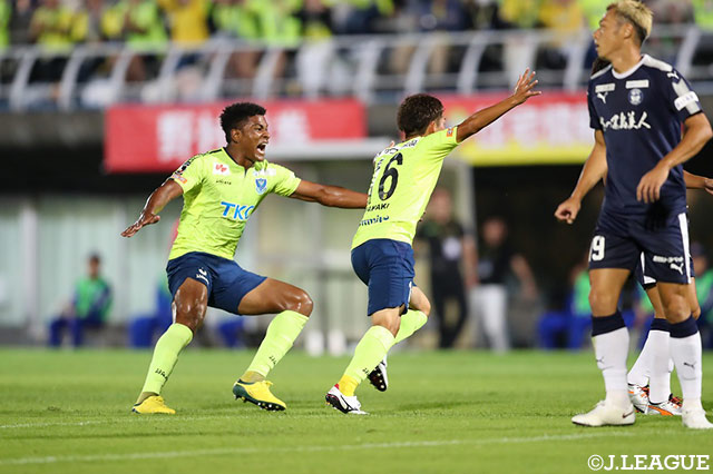 前半14分、栃木がカウンター攻撃を展開。ドリブルで持ち運んだ榊 翔太（#16）がPA手前から左足を振り抜き、追加点を奪う！【明治安田Ｊ２ 第33節 栃木vs鹿児島】