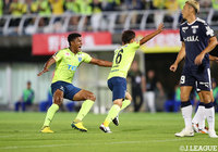 前半14分、栃木がカウンター攻撃を展開。ドリブルで持ち運んだ榊 翔太（#16）がPA手前から左足を振り抜き、追加点を奪う！【明治安田Ｊ２ 第33節 栃木vs鹿児島】