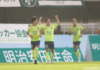 後半27分、味方のシュートはGKに弾かれるもこぼれ球を大﨑 淳矢（#21）が押し込み、栃木が再びリードを2点に広げる【明治安田Ｊ２ 第33節 栃木vs鹿児島】