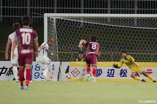 途中出場のジェフェルソン バイアーノがPKを確実に沈め、山形が逆転に成功する【明治安田Ｊ２ 第33節 琉球vs山形】