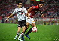 阿部 勇樹（浦和）が体の張った対応で佐々木 俊輝（Honda）の突破を防ぐ【天皇杯 ラウンド16 浦和vsHonda】