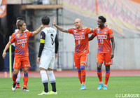 シルビーニョ(#8)の狙い澄ましたシュートが、GKを越えてゴール右に吸い込まれ、新潟が先制!【明治安田J2 第34節 新潟vs水戸】