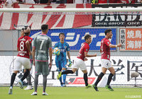 橋岡がクロスに長澤 和輝がオーバーヘッドで反応！シュートはゴールに吸い込まれ、浦和が2点目を獲得！【明治安田Ｊ１ 第27節 鳥栖vs浦和】